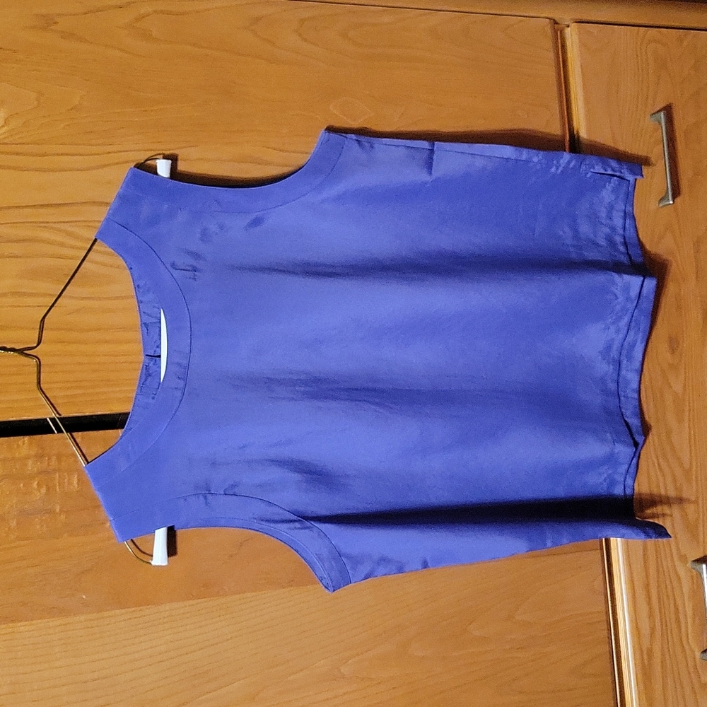 Womens purple sleeveless top in size medium.